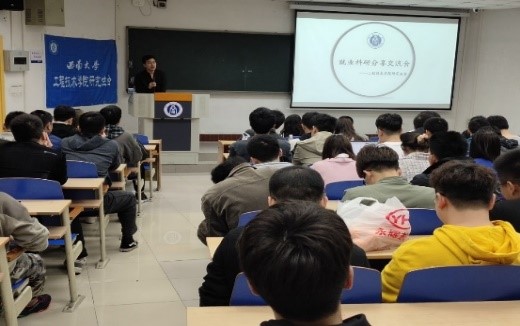辅导员李守太老师总结发言照片.jpg